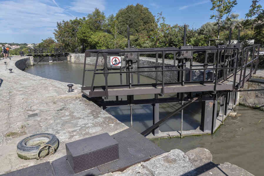Francia - Beziérs 048 - Canal du Midi - Les 9 Écluses de Fonseranes.jpg